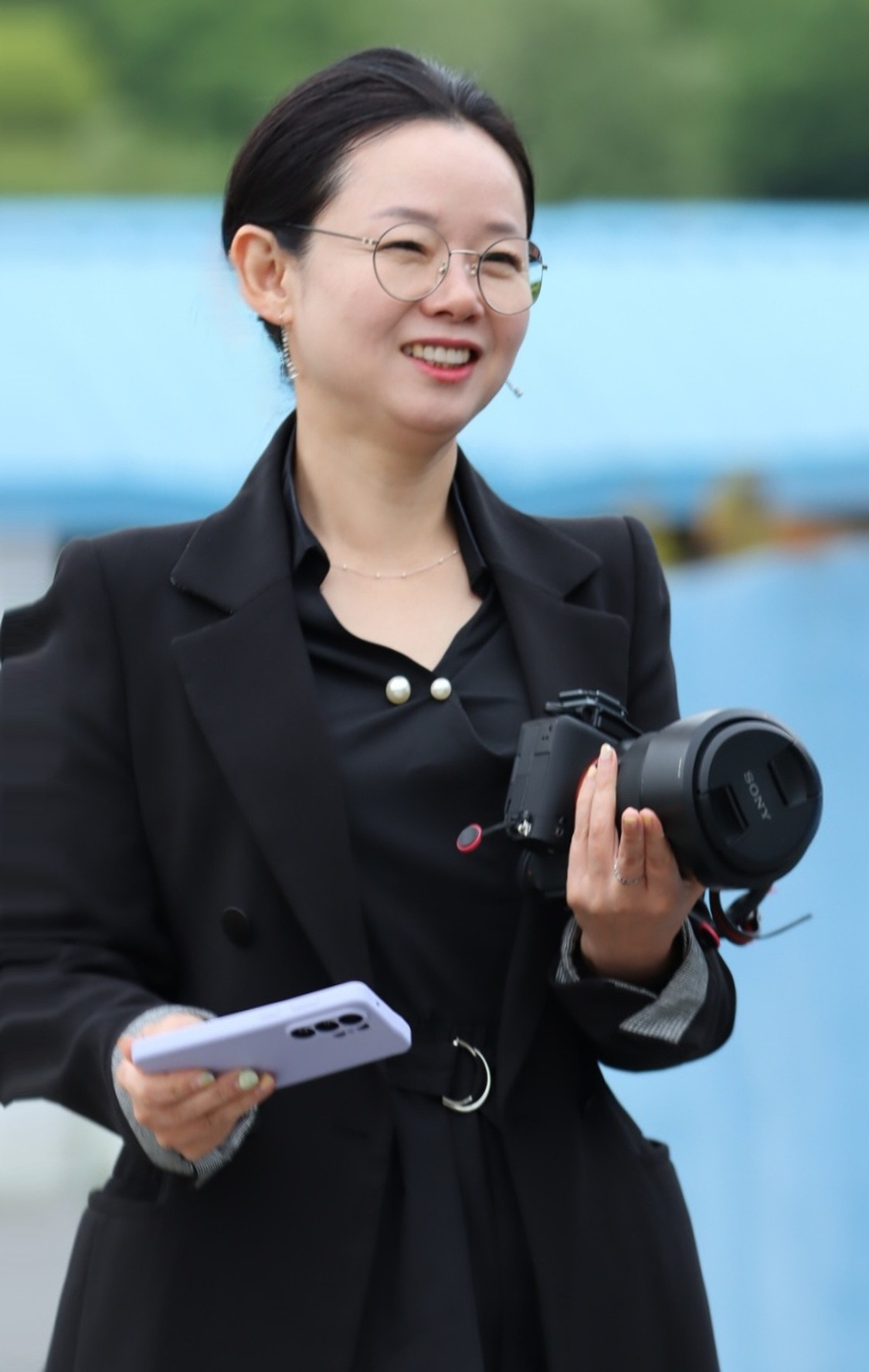 카메라를 들고 사진을 찍는 모습