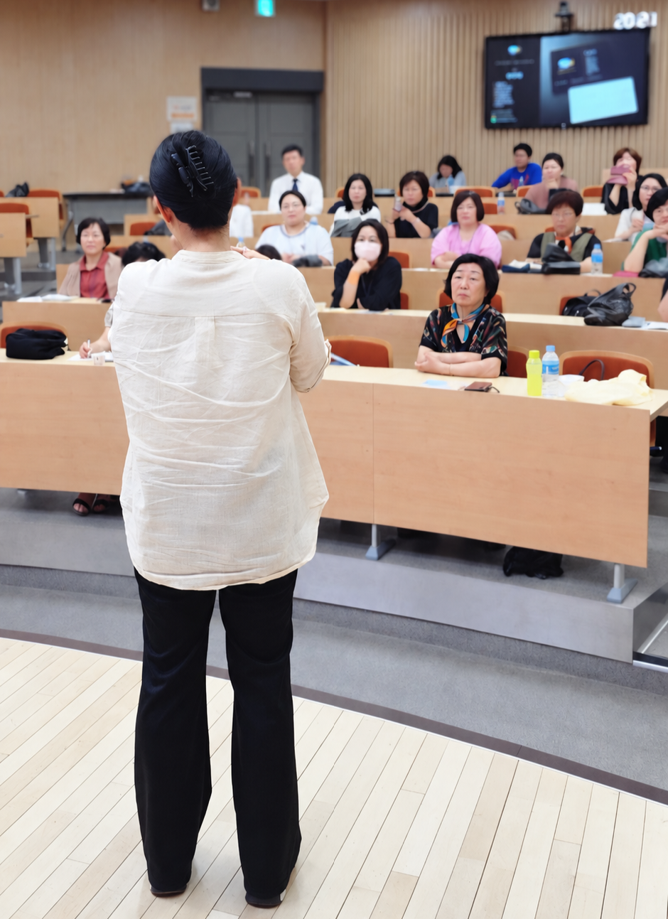 수강생들과 디지털 수업을 진행하는 성혜영 강사